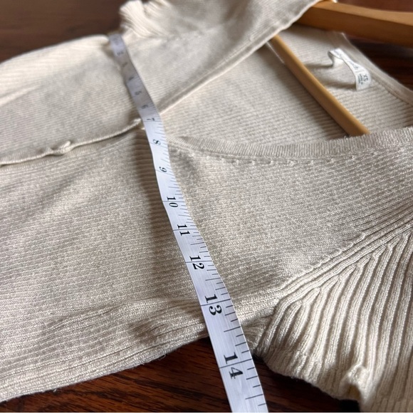 Abercrombie & Fitch cropped short sleeve button down ruffle hem sweater- xs - Picture 7 of 12